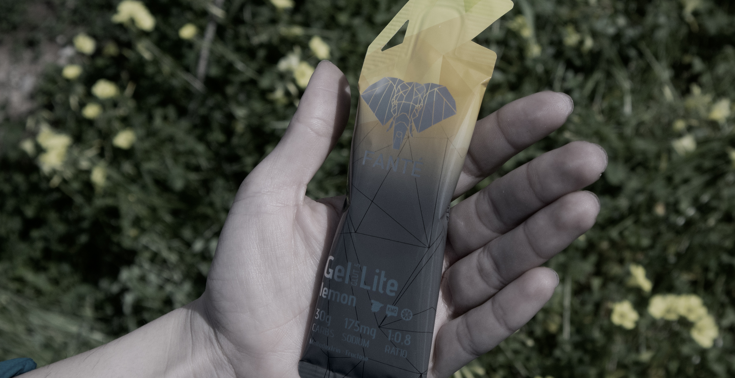 Tienda de nutrición deportiva Fanté | Deportista sujeta el gel energético de Fanté