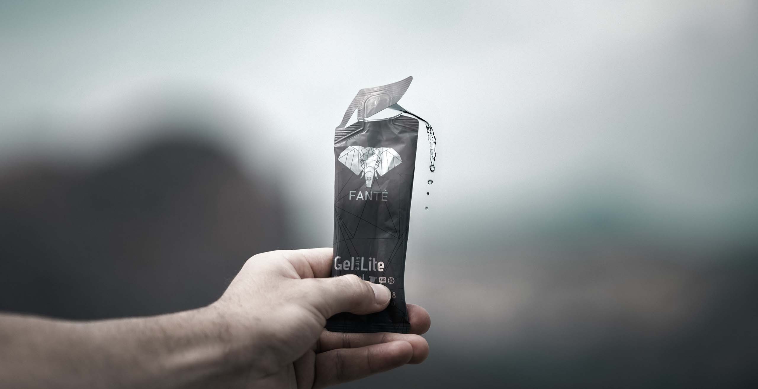 Deportista sujeta gel energético neutro lite de Fanté | Nutrición deportiva Fanté